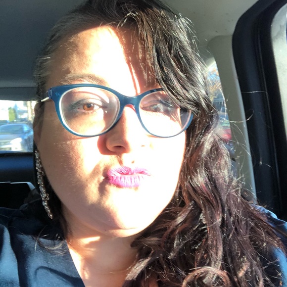 Meet your Posher, Nicole - Picture 1 of 2